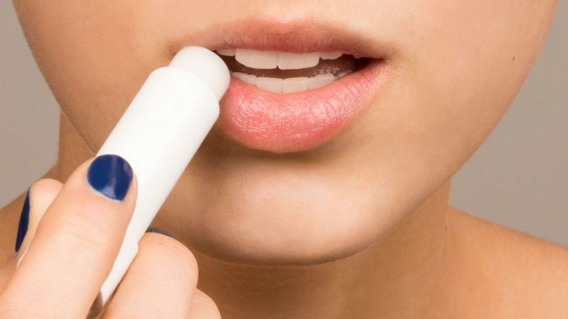 9 Cara Memerahkan Bibir Hitam yang Kadung Permanen. Biarpun Nggak Instan, yang Penting Telaten