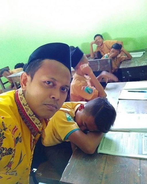 11 Potret Kocak Murid Tertangkap Basah Sedang Tidur di Kelas. Kesabaran Guru Bisa Dilihat dari Sini 21 11 Potret Kocak Murid Tertangkap Basah Sedang Tidur di Kelas. Kesabaran Guru Bisa Dilihat dari Sini