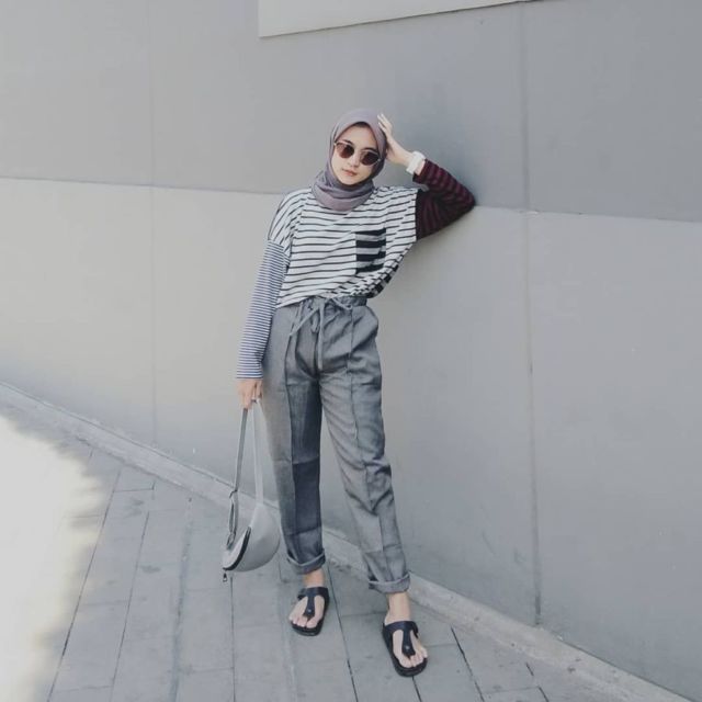 9 Cara Unik Tapi Simpel Memadukan Kaus Motif Garis Buat Hijabers. Manis Abis!