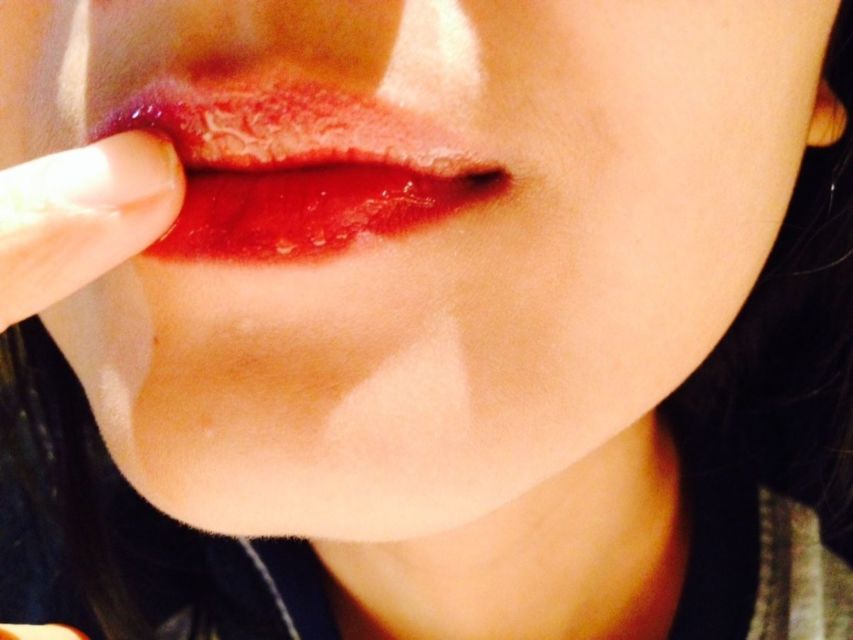 9 Cara Memerahkan Bibir Hitam yang Kadung Permanen. Biarpun Nggak Instan, yang Penting Telaten