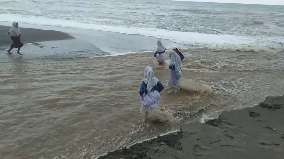 Kisah Miris Siswa di Pulau Seram, Harus Jalan Kaki 3 Kilometer dan Seberangi Sungai Deras ke Sekolah