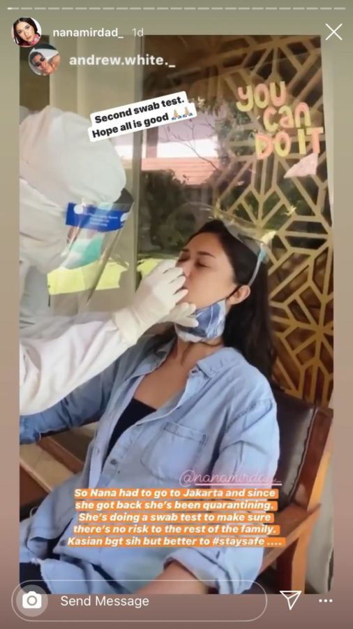 Lindungi Keluarga, Nana Mirdad Ungkap Kesedihan saat Isolasi Mandiri. Komunikasi Lewat Pintu Kaca