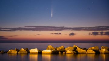 Fenomena Langit Komet Neowise Melintasi Bumi Pekan Ini. Cuma Bisa Dilihat Sekali Seumur Hidup Lho!