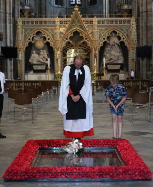 Ini 6 Detail Indah Royal Wedding Princess Beatrice yang Digelar Privat. Pakai Gaun Lungsuran~