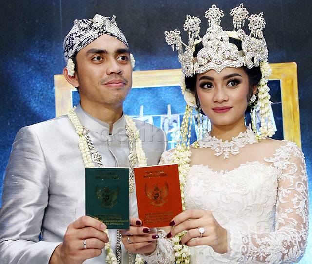 9 Artis yang Menikah dengan Teman Sendiri. Jodoh Bisa Sedekat itu