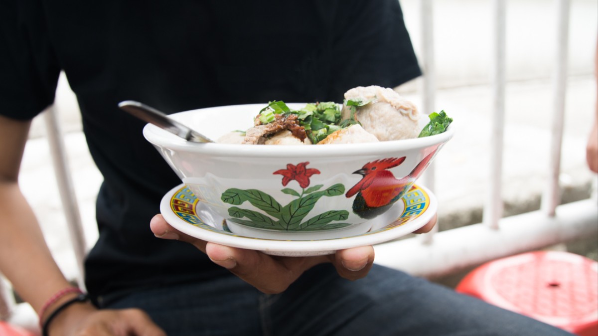 Menelusuri Asal Muasal Mangkuk Ayam Jago, Wadah Legendaris Kesayangan Abang-Abang Tukang Bakso