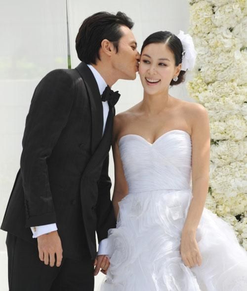 9 Artis yang Menikah dengan Teman Sendiri. Jodoh Bisa Sedekat itu