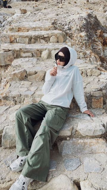 Tetap Stylish, 8 Mix and Match Cargo Pants Hijab Ini Cocok untuk Berbagai Momen 14