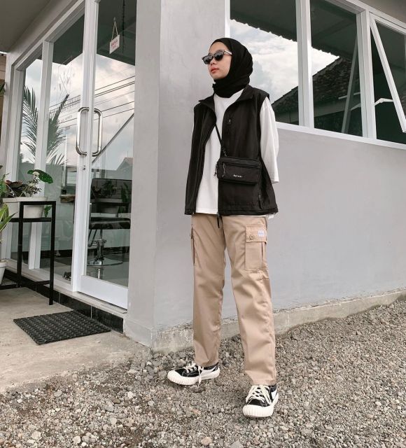 Tetap Stylish, 8 Mix and Match Cargo Pants Hijab Ini Cocok untuk Berbagai Momen 12