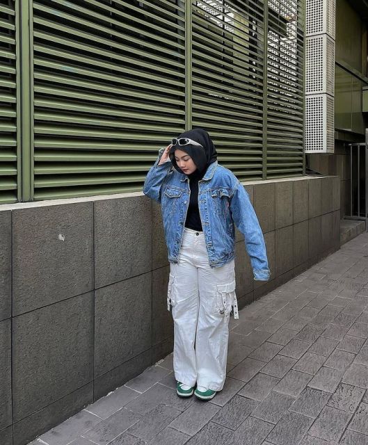 Tetap Stylish, 8 Mix and Match Cargo Pants Hijab Ini Cocok untuk Berbagai Momen 13
