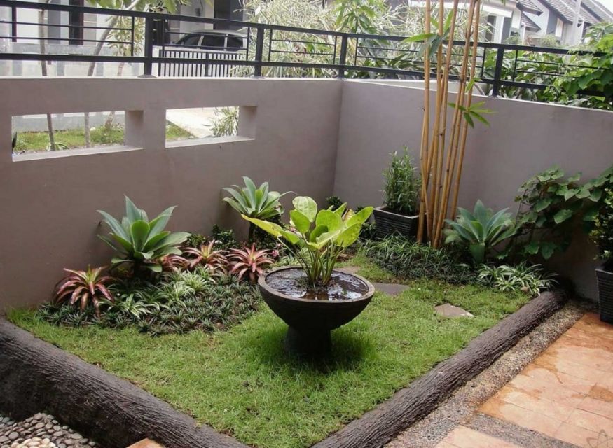 Trik Menghadirkan Taman Rumah di Area Sempit. Estetis dan Nggak Monoton Kayak di Rumah Sakit