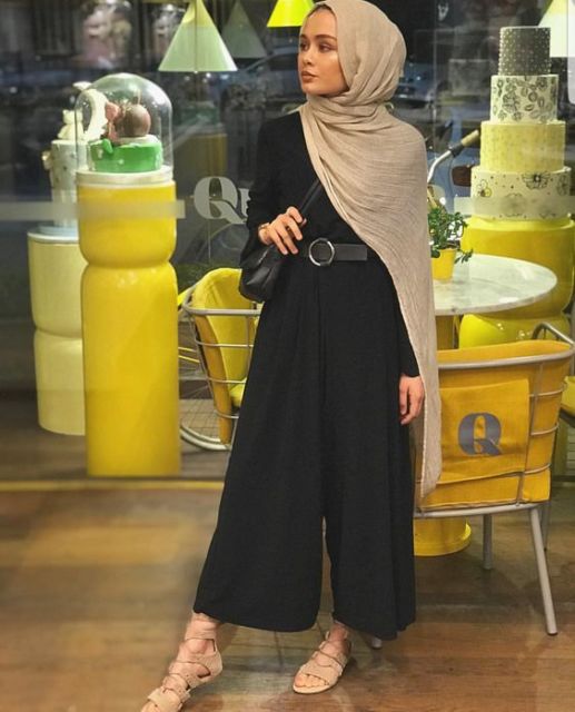 Parade Cantiknya Hijabers Pakai Setelan Warna Polos; Bisa Ditiru Buat Tampil Lebih Santun!