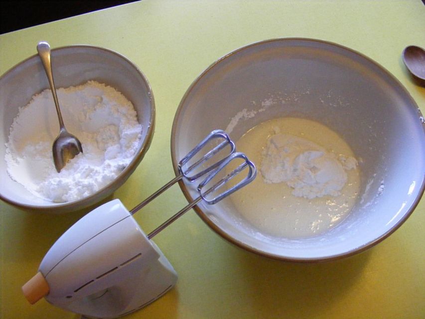 Fungsi Putih Telur pada Adonan Kue dan Trik Mengocoknya. Tekstur Lebih Kering dan Mengembang 