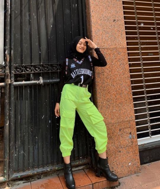 Tren Terbaru! 8 Potret Hijabers dengan Celana Cargo yang Kece dan Kekinian