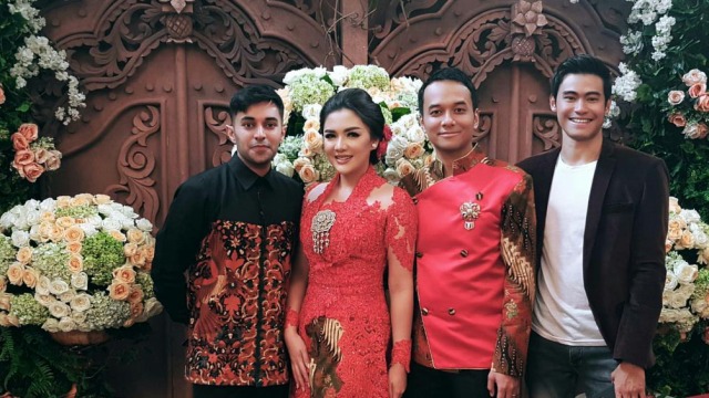 Berulang Tahun, 10 Artis ini Justru Dilamar sang Kekasih. Kejutan Terindah dan Tak Terlupakan!