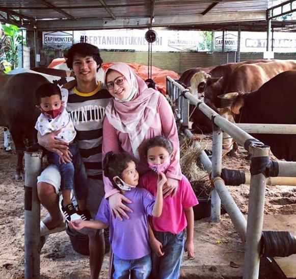 Dari Lele hingga Sapi, ini 8 Artis yang Ternyata Menggeluti Bisnis Peternakan. Keren Banget!