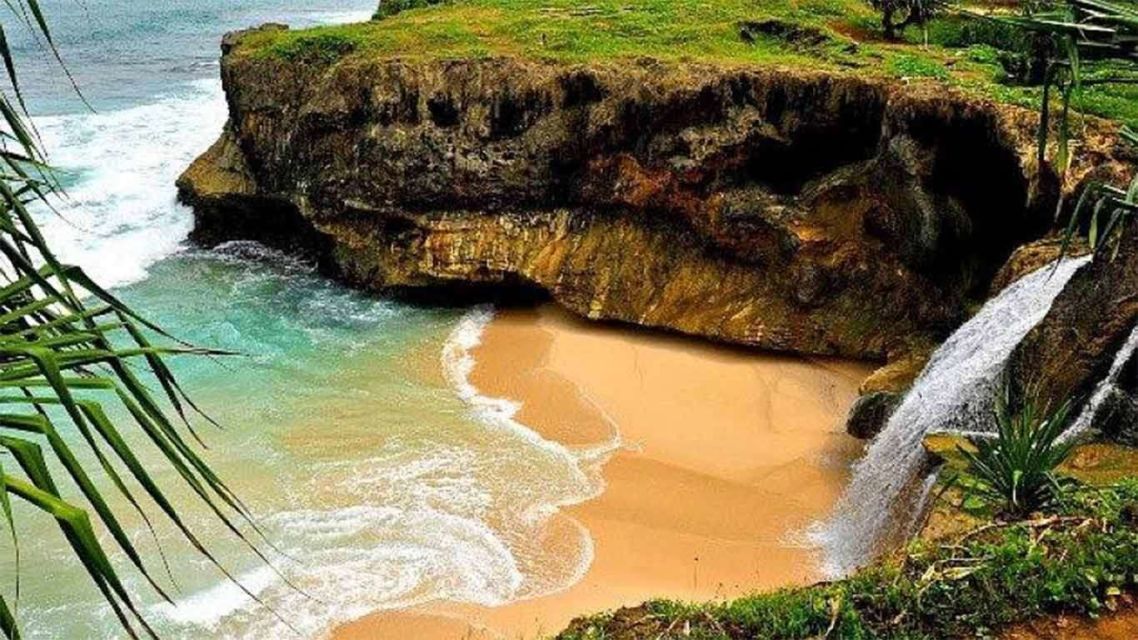 Pantai Bolu-Bolu, Surga Tersembunyi yang Begitu Cantik di Malang. Jadi Bikin Males Pulang!
