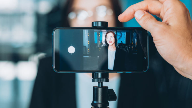 Sulap Smartphone Kamu Jadi Pengganti Webcam. Dijamin Hasilnya Jauh Lebih Jernih!