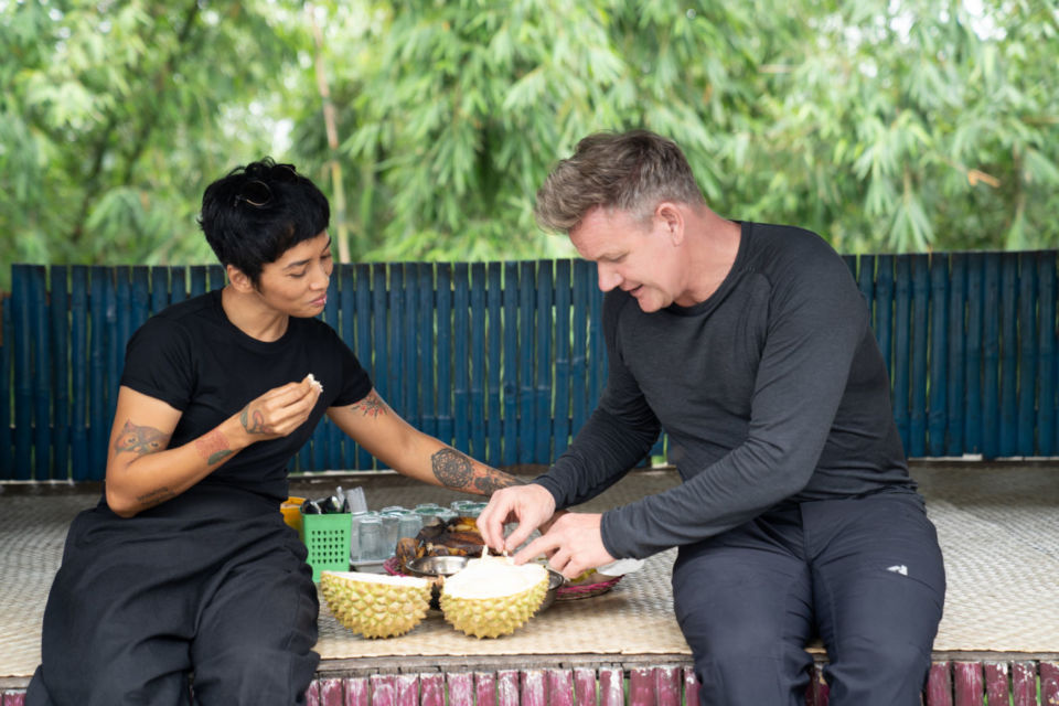 Serunya Perjalanan Kuliner Gordon Ramsay ke Sumatra Barat untuk Bikin Rendang, Makanan Terenak di Dunia!