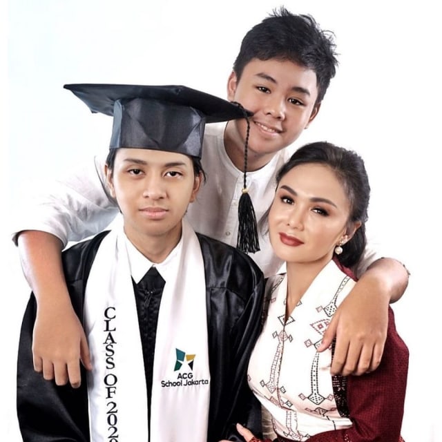 10 Momen Kelulusan Anak Artis di Masa Pandemi dan Hadiri Wisuda Virtual. Tetap Hangat Meski di Rumah