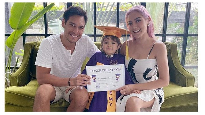 10 Momen Kelulusan Anak Artis di Masa Pandemi dan Hadiri Wisuda Virtual. Tetap Hangat Meski di Rumah