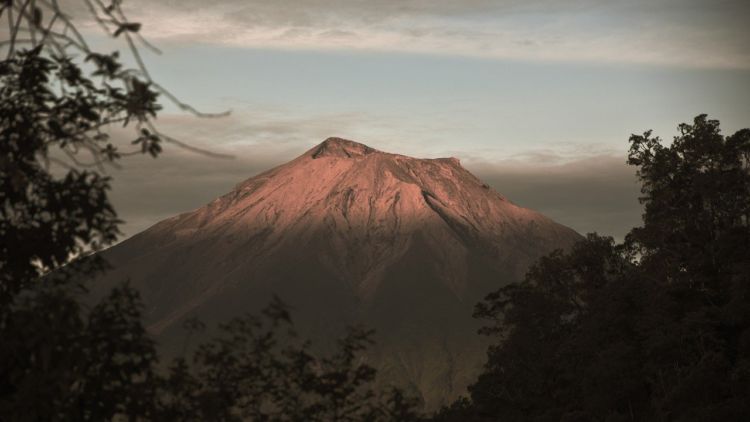 Cerita Pendakian Gunung Tertinggi di Pulau Sumatera