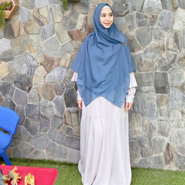 Bikin Salut,10 Artis ini Tetap Melanjutkan Pendidikan Meski Sudah Berumah Tangga. Inspiratif!