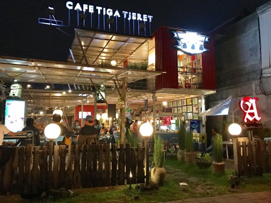 Wisata Kuliner Angkringan Ala Cafe di Solo, Cafe Tiga Tjeret