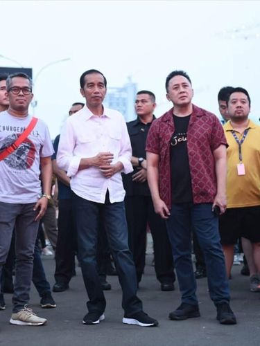 3 Produk Fashion Asli Bandung Ini Viral Karena Dipakai Jokowi. Kualitas Lokal Juara!