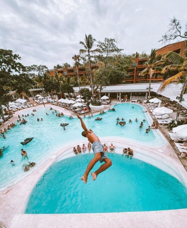Pariwisata Dibuka Kembali, Lebih dari 4000 Wisatawan Kunjungi Bali di Hari Pertama. Aman Nggak ya?