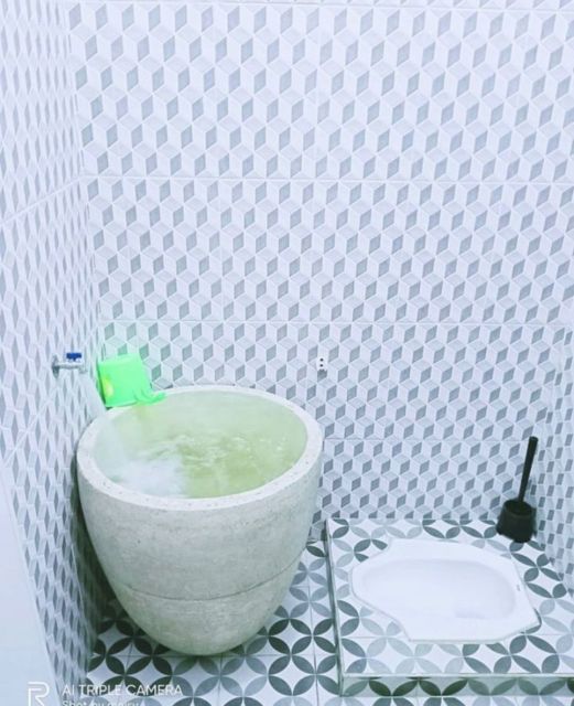 Desain Kamar Mandi Kecil di Dalam Kamar Tidur yang Tampak Lega, Meski Ukurannya Cuma 2x1 Saja