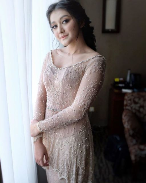 7 Ide Kebaya Lamaran Cantik Nuansa Earth-tone yang Kalem Menawan. Berkelas!