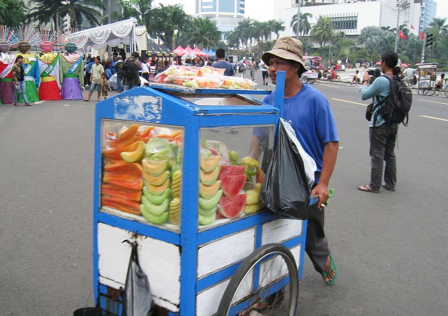 Alasan Kenapa Orang Jualan Buah Pakai Akuarium, Sementara Jual Ikan Malah Diplastikin. Simak nih~ 9 Alasan Kenapa Orang Jualan Buah Pakai Akuarium, Sementara Jual Ikan Malah Diplastikin. Simak nih~