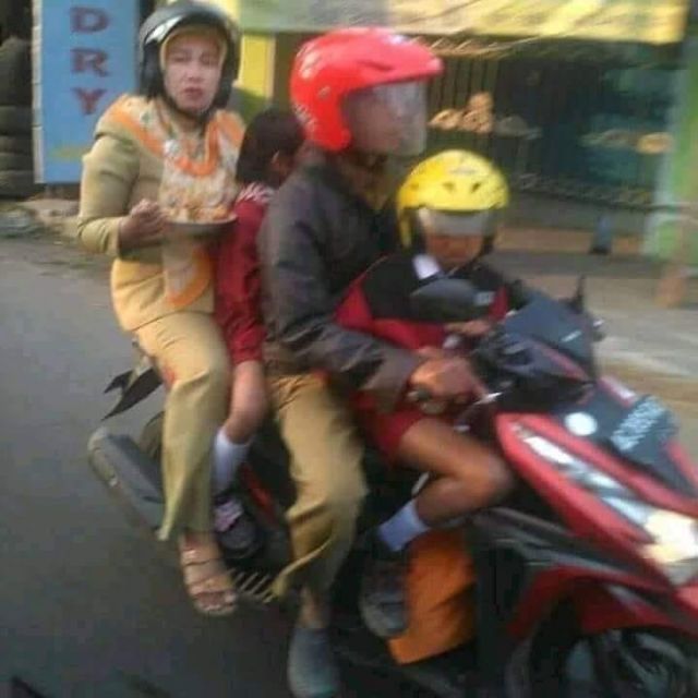 Potret Ibu-ibu Multitasking yang Bakal Bikin Terkesima. Nggak Ada Lawan!
