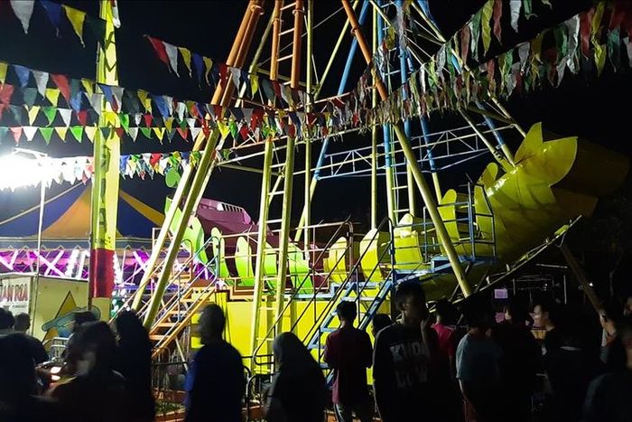 5 Gejolak Rasa yang Muncul Saat Naik Kora-Kora Pasar Malam. Coba Sekali dan Nggak Mau Lagi! 11 5 Gejolak Rasa yang Muncul Saat Naik Kora-Kora Pasar Malam. Coba Sekali dan Nggak Mau Lagi!