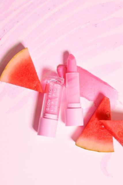 Nggak Peduli Mahal atau Murah, Ini Penyebab Kenapa Lipstikmu Bisa Bikin Bibir Hitam!