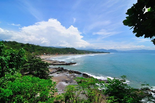 10 Pantai Terbaik di Jawa Barat yang Bikin Hati Adem dan Cinta Bersemi!