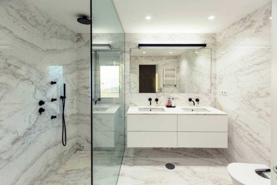 Tips Memilih Keramik Kamar Mandi dan 8 Pilihan Motifnya. Anti Kepleset dan Bisa Tabrak Warna