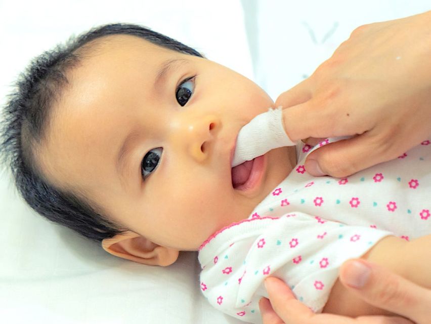 5 Trik Mudah Membujuk Anak Agar Mau Sikat Gigi. Jangan Sekali-kali Memaksa!