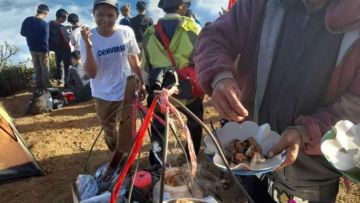 Tukang Bakso pun Kini Jualan di Puncak Gunung Cikuray. Pendakian Gunung Kian Mudah Ya!