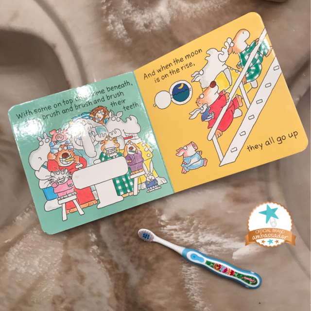 5 Trik Mudah Membujuk Anak Agar Mau Sikat Gigi. Jangan Sekali-kali Memaksa!