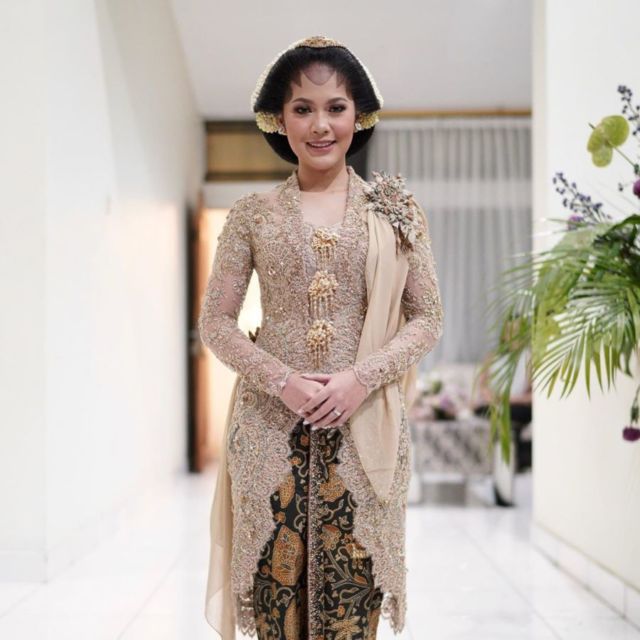 7 Ide Kebaya Lamaran Cantik Nuansa Earth-tone yang Kalem Menawan. Berkelas!