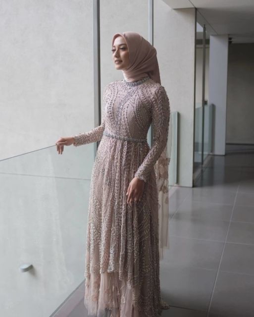 7 Ide Kebaya Lamaran Cantik Nuansa Earth-tone yang Kalem Menawan. Berkelas!