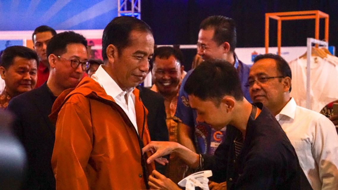 3 Produk Fashion Asli Bandung Ini Viral Karena Dipakai Jokowi. Kualitas Lokal Juara!