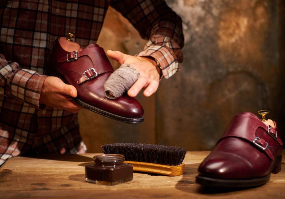 Teknik Cuci Sepatu Manual yang Nggak Asal Sikat Saja. Beda Material, Beda Juga Perlakuannya