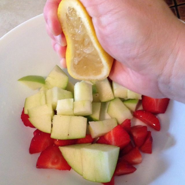Rahasia di Balik Salad Buah yang Awet dan Sausnya Nggak Cepat Berair. Bisa Dimakan Besok Lagi