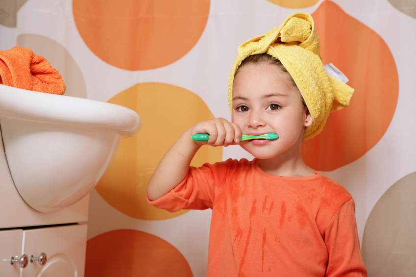 5 Trik Mudah Membujuk Anak Agar Mau Sikat Gigi. Jangan Sekali-kali Memaksa!