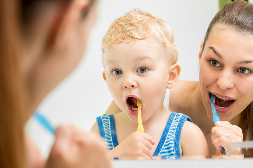 5 Trik Mudah Membujuk Anak Agar Mau Sikat Gigi. Jangan Sekali-kali Memaksa!