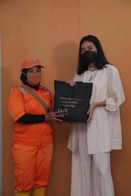 Bersama LUX, Maudy Ayunda Ajak Masyarakat Luas Apresiasi Para Perempuan yang Bekerja di Garda Terdepan Pandemi