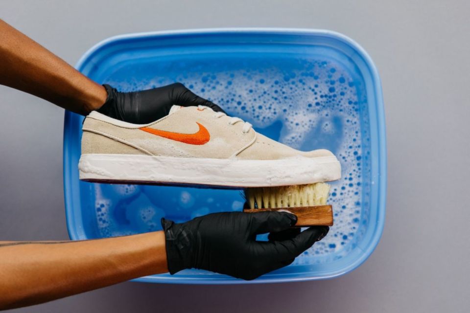 Teknik Cuci Sepatu Manual yang Nggak Asal Sikat Saja. Beda Material, Beda Juga Perlakuannya